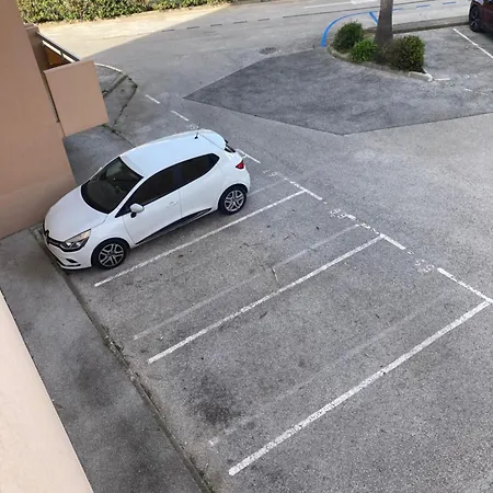 Studio Lavandou Avec Parking Prive Proche Mer Apartment *