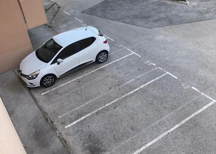 Studio lavandou avec parking privé proche mer Appartement *